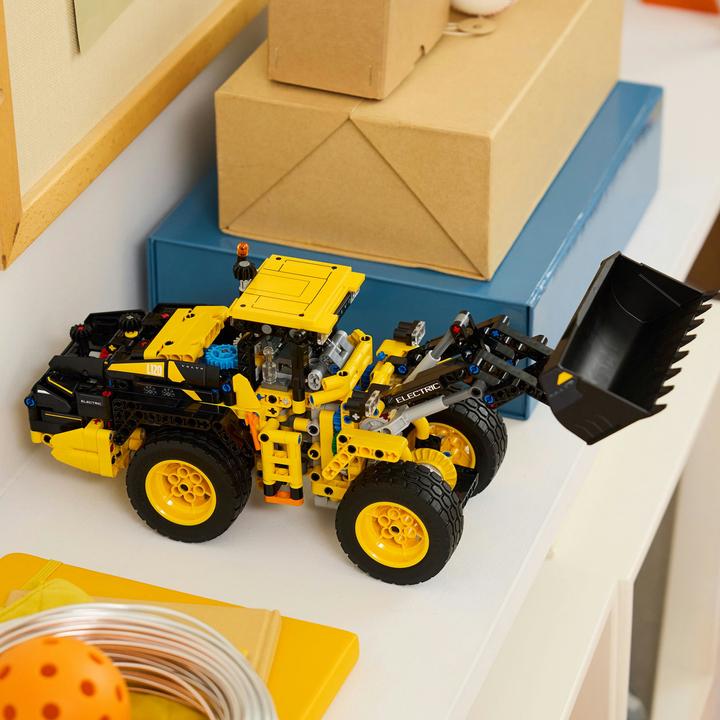 Actual product image LEGO 42209 Volvo L120 Electric Radlader (42209, LEGO Technic)