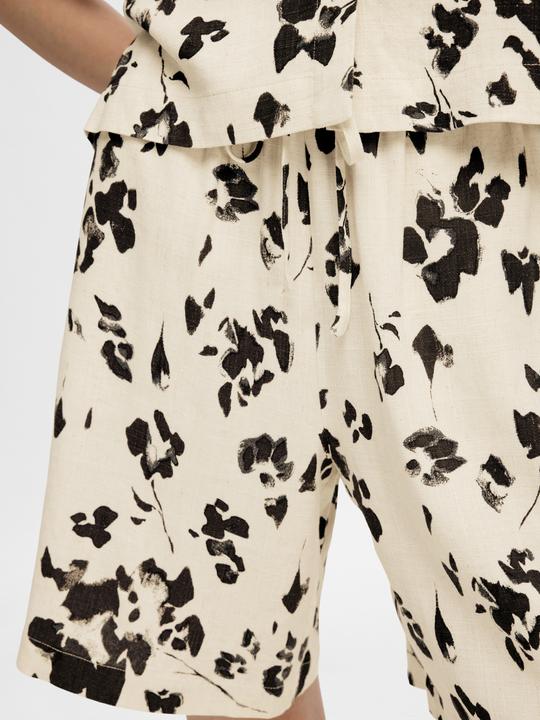 Actual product image Selected Femme Loose fit print shorts (34)