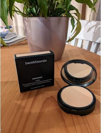 Actual product image Bare Minerals Bareminerals Barepro 16Hr Skin-Perfecting Powder Foundation Pressed Primer In Compact Light 20 Warm