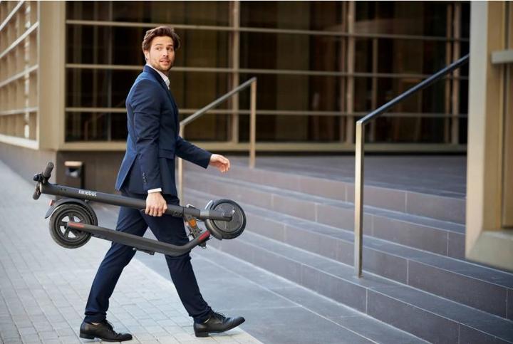 Produktbild Segway-Ninebot Kick Scooter E22E (20 km/h, 22 km, 300 W)