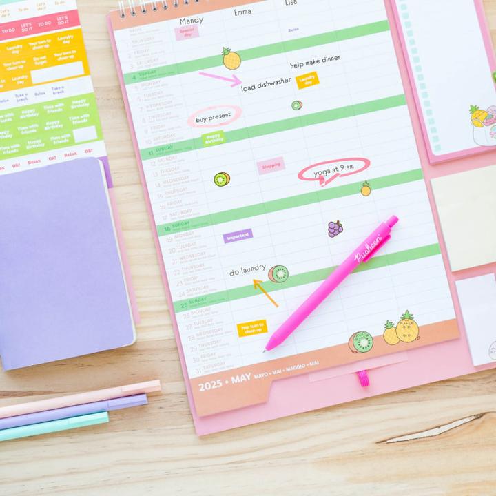 Produktbild Pusheen – Wandkalender/Planer 2024/2025 (30 x 34 cm, Italienisch, Französisch, Englisch, Spanisch)