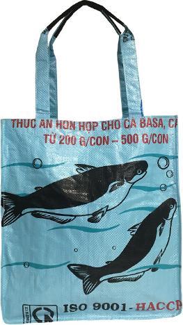 Produktbild Bekos Upcycling - Grosser Shopper aus recycelten Fischfuttersäcke hellblau