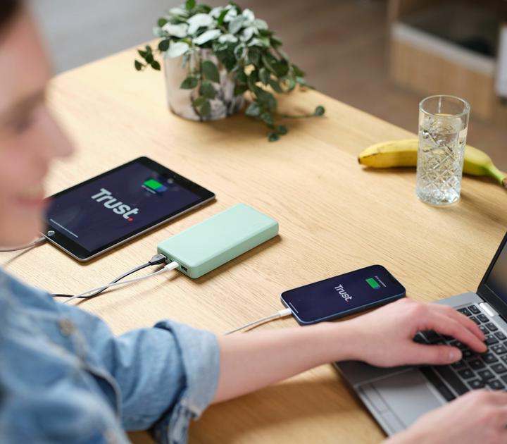 Actual product image Trust POWER BANK USB 20000MAH/PRIMO GREEN 25027 (20000 mAh, 15 W, 74 Wh)