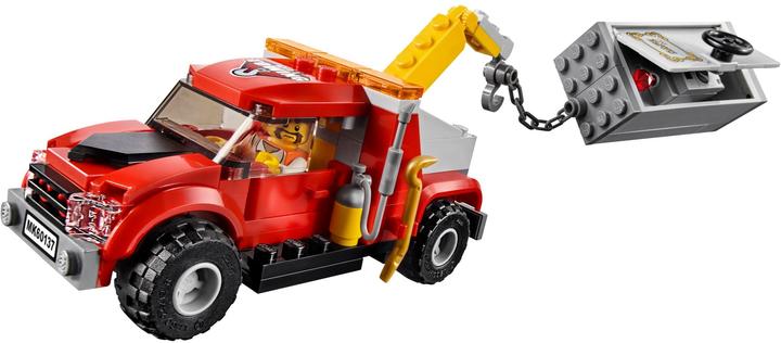 Actual product image LEGO Tow truck on the road (60137, LEGO City)