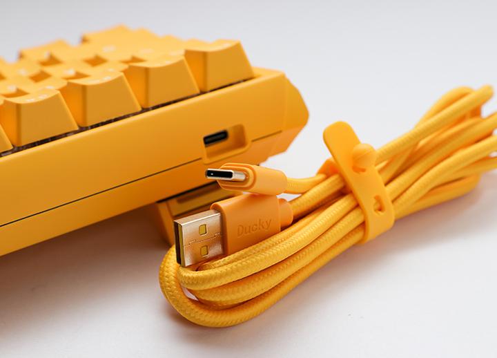 Produktbild Ducky One 3 Yellow SF Gaming Tastatur, RGB LED - MX-Red (US) (US, Kabelgebunden)