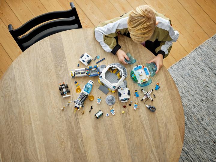 Actual product image LEGO Lunar Research Base (60350, LEGO City)