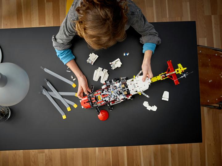 Actual product image LEGO Airbus H175 rescue helicopter (42145, LEGO Technic)