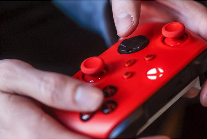Produktbild Microsoft Xbox Wireless Controller - Pulse Red (PC, Xbox One X, Xbox Series X, Xbox One S, Xbox Series S)