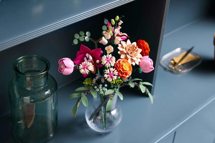 Actual product image LEGO Schöner Rosafarbener Blumenstrauss (10342, LEGO Icons, LEGO Botanical)