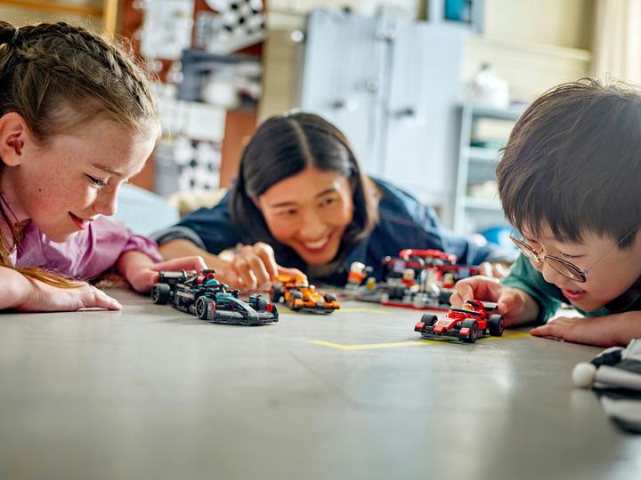 Immagine prodotto LEGO F1 Boxenstopp mit Boxencrew und Ferrari Flitzer (60443, LEGO City)