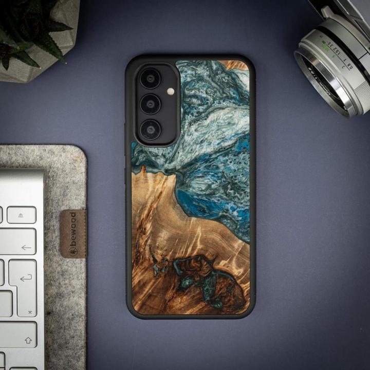 Produktbild Bewood Hülle aus Holz und Harz für Samsung Galaxy A54 5G Unique Planet Earth - blaugrün (Samsung Galaxy A54 5G)