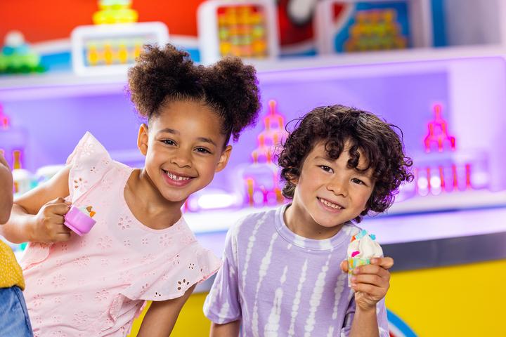 Productafbeelding Play-Doh Kitchen Creations Kneedplezier Café, Café speelset met 20 accessoires en 8 blikken