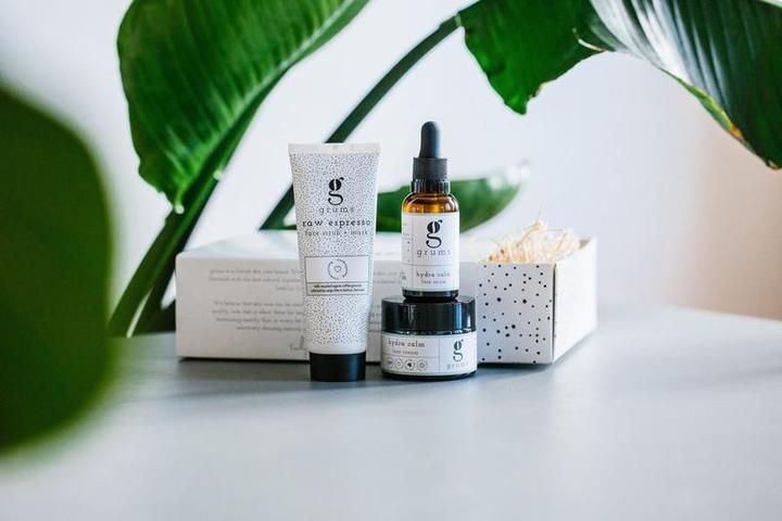 Produktbild Grums The Facial Box (face scrub + face cream + face serum) (Gesichtspflege set)