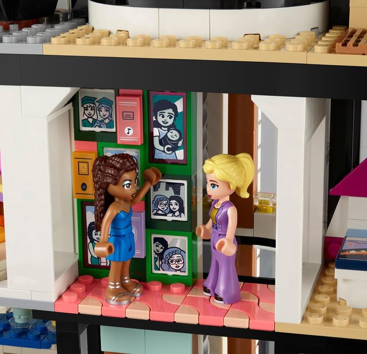 Actual product image LEGO Andrea's Modern Mansion (42639, LEGO Friends)