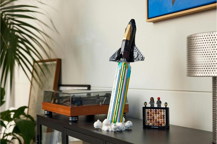 Actual product image LEGO Über dem Mond mit Pharrell Williams (10391, LEGO Icons, LEGO Rare Sets)
