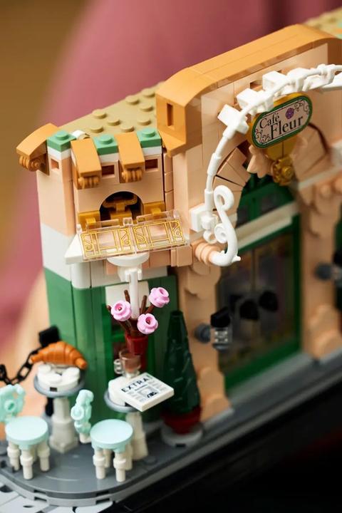 Actual product image LEGO French Café (10362, LEGO Icons)