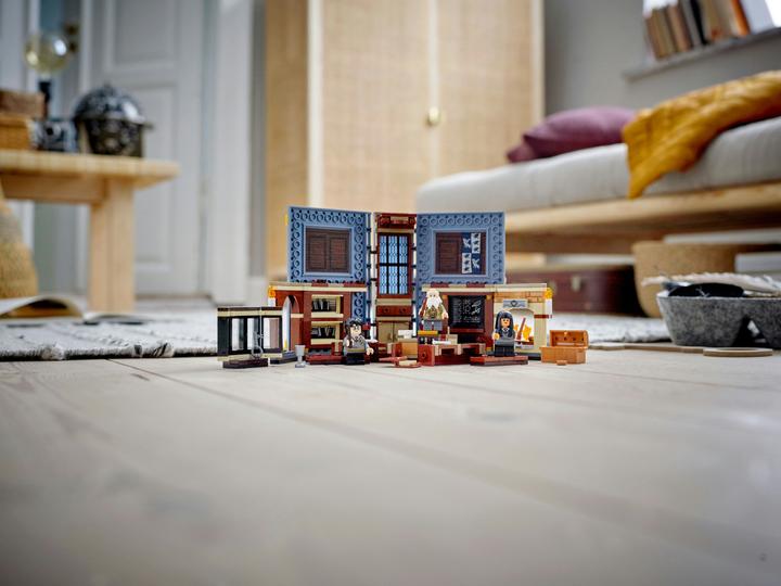 Actual product image LEGO Hogwarts Moment: Magic Lesson (76385, LEGO Harry Potter)