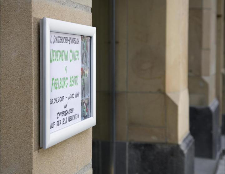 Produktbild Franken Plakatrahmen "Outdoor", DIN A3, 25 mm Rahmenprofil silbereloxierter Aluminium-Klapprahmen, Kunststof