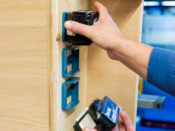 Produktbild StealthMounts BM-MK18-BLU-6 Blaue Batteriehalter für Makita 18v (6er Set)