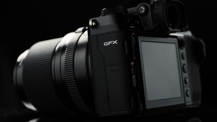 Produktbild Fujifilm GFX 100S – ohne BC-W235 Ladegerät (102 Mpx, Mittelformat)