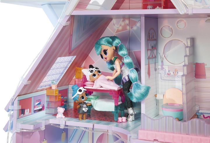 Actual product image MGA L.O.L. Surprise OMG Winter Chill Cabin