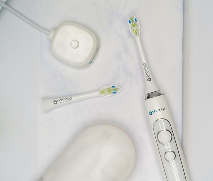 Actual product image Oromed Oro-Sonic Next biały (Sonic toothbrush)