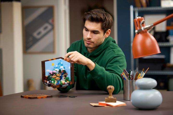 Actual product image LEGO The Crafting Table (21265, LEGO Minecraft)