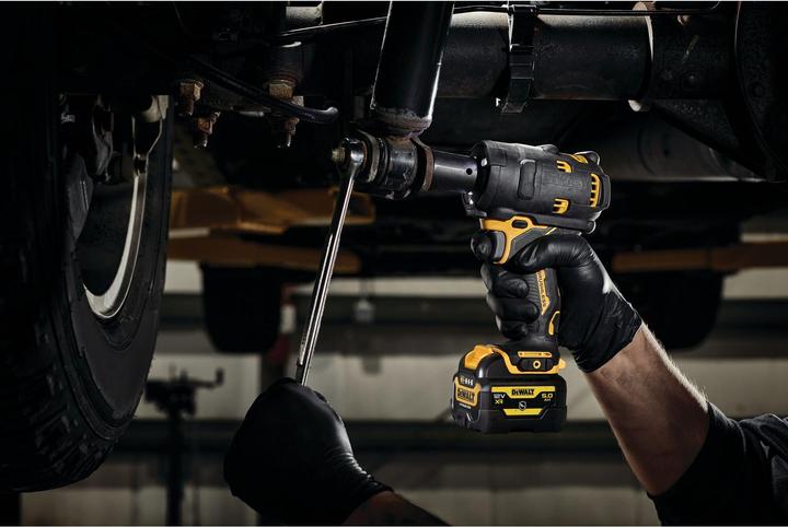 Image du produit DeWalt Clé à chocs 12 Volts / 5 Ah sur batterie (1/2") avec 340 Nm, en version spéciale pour l'automobile (Fonctionnement sur batterie)