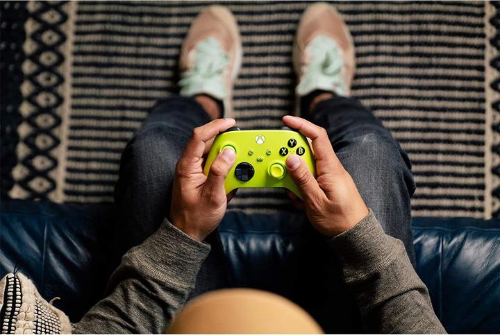 Produktbild Microsoft Xbox Wireless Controller - Electric Volt (Xbox Series X, Xbox One X, PC, Xbox One S, Xbox Series S)