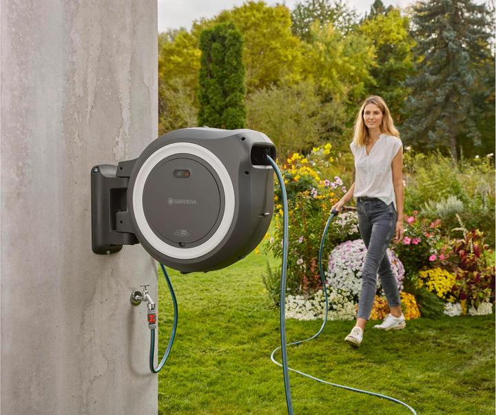 Immagine prodotto Gardena Portagomma a batteria da parete PowerRoll XL 18V set bianco 35 m (35 m)
