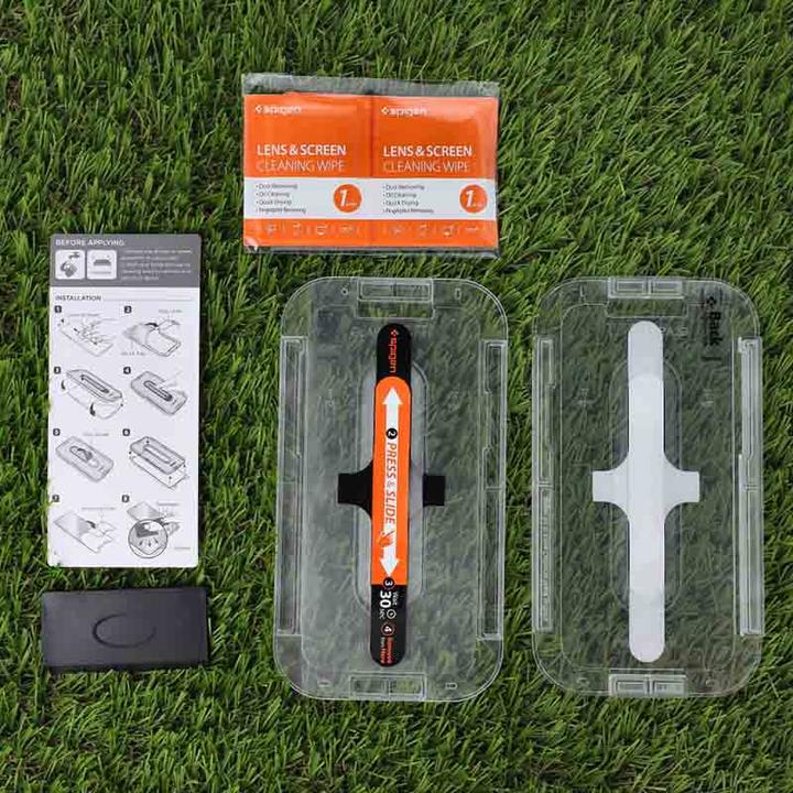 Produktbild Spigen tR EZ Fit (2 Stück, Apple iPhone 12, Apple iPhone 12 Pro)