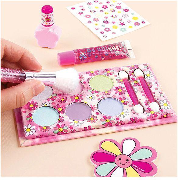 Actual product image Make it Real Flowers beauty set