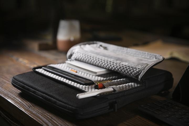 Actual product image tomtoc H13 (9.7-11") Tablet Sleeve (iPad Air 2014 (2. Gen), iPad Pro 10.5 2017 (1. Gen), iPad Pro 11 2018 (1. Gen), iPad Air 2019 (3. Gen), iPad Pro 11 2020 (2. Gen), iPad Air 2020 (4. Gen), iPad Pro 10.5 2019 (2nd Gen), iPad Air 2022 (5th Gen))