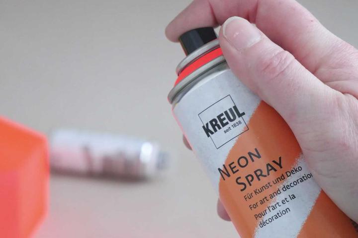 Actual product image Magni 76372 - Colour spray, neon pink 200 ml, fluorescent water-based spray paint, intensive leuc (Neon pink, 200 ml)