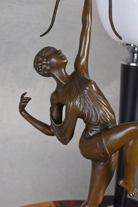 Immagine prodotto Palazzo Scultura in bronzo firmata Archer, figura femminile