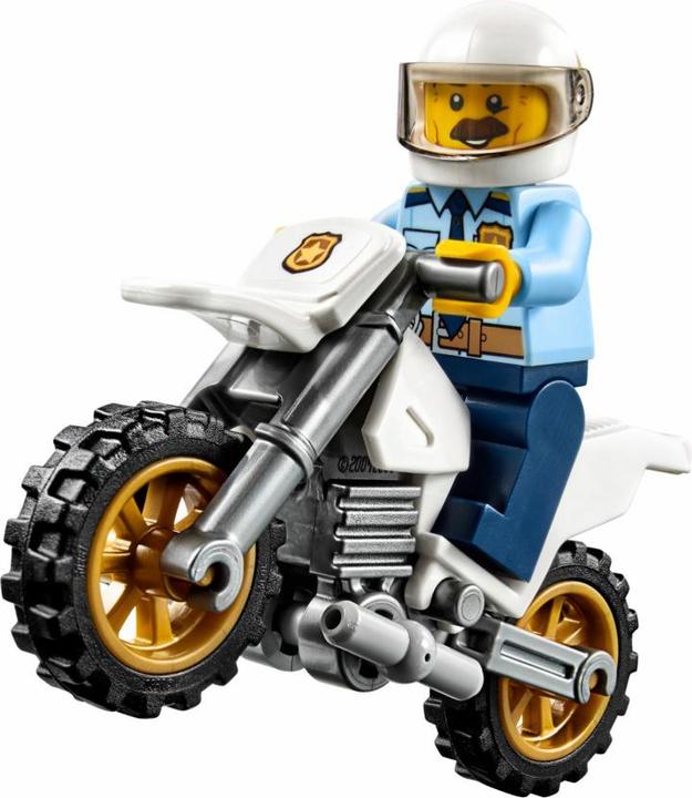 Actual product image LEGO Tow truck on the road (60137, LEGO City)