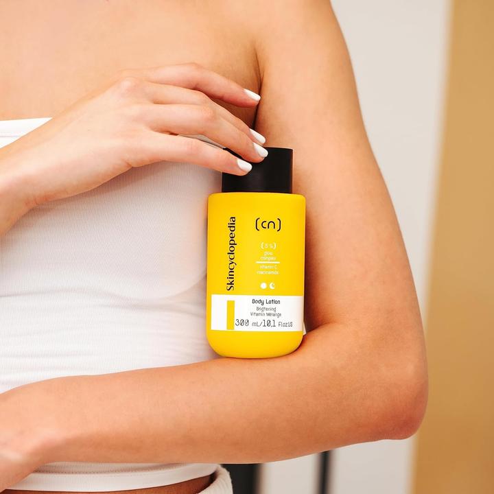 Immagine prodotto Skincyclopedia 5% Vitamin C Body Lotion con Niacinamide, Vitamina E, Burro di Karité e Olio di Mandorle 300ml (Lozione corpo, 300 ml)