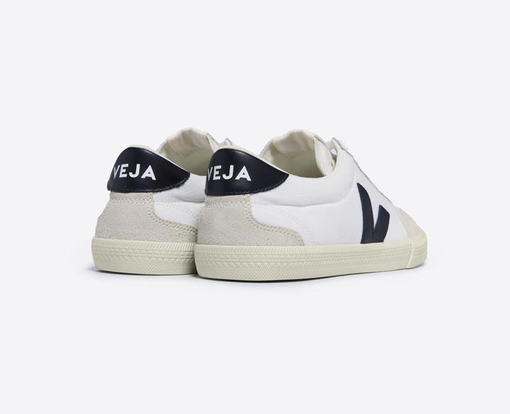 Actual product image Veja Volley (42)