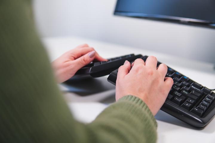 Actual product image Bakker Elkhuizen BNEGTBUS BAKKER Goldtouch V2 Split Keyboard US QWERTY black (Eng. Int., Cable)