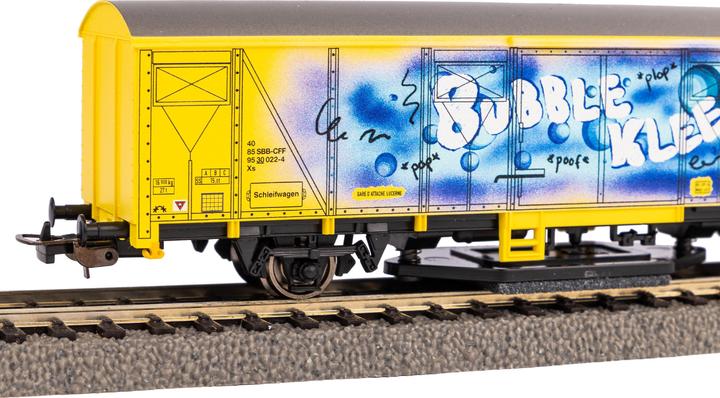 Immagine prodotto Piko H0 54309 H0 Carro per la pulizia delle rotaie giallo con graffiti FFS (Traccia H0)