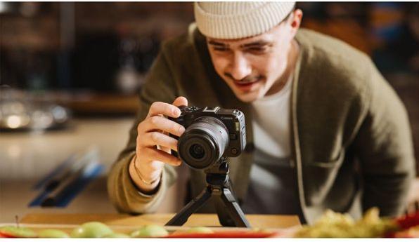 Actual product image Canon EOS R50 V + RF-S 14-30mm F4-6.3 IS STM PZ Kit (14 - 30 mm, 24.20 Mpx, APS-C / DX)