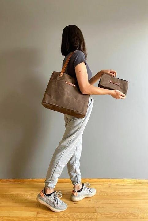 Image du produit Only-Bags.Store Fourre-tout en toile cirée moyenne - Fourre-tout étanche - Simply Tote Bag - marron