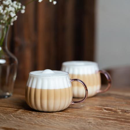 Actual product image Vialli Design Tulip Set bestehend aus zwei Gläsern mit rosa Henkel 350ml