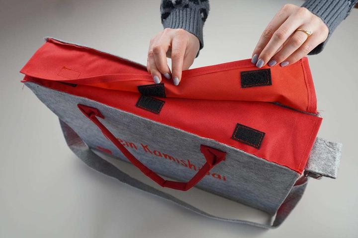Immagine prodotto Borsa a tracolla "My Kamishibai". Modello 2019. Realizzata in feltro grigio, fondo rinforzato