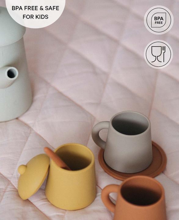 Immagine prodotto Esmée Set da tè per bambini in silicone color terra di Siena/beige, con tazze, bollitore e zuccheriera