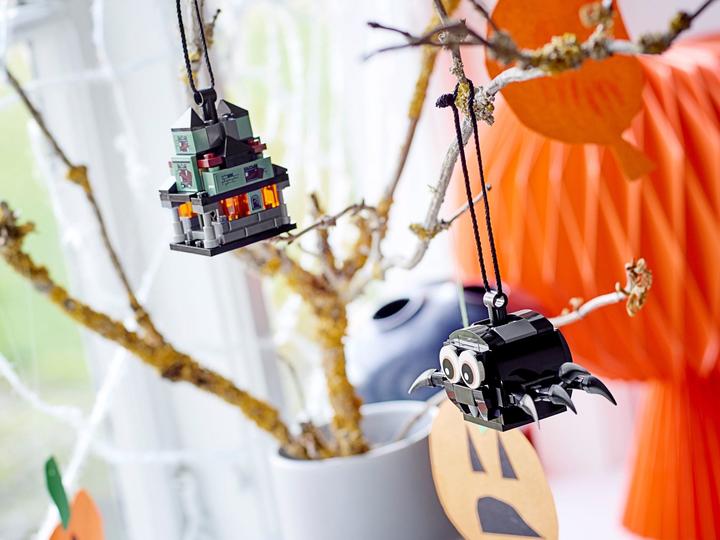 Actual product image LEGO Spider and Haunted House Halloween (40493)
