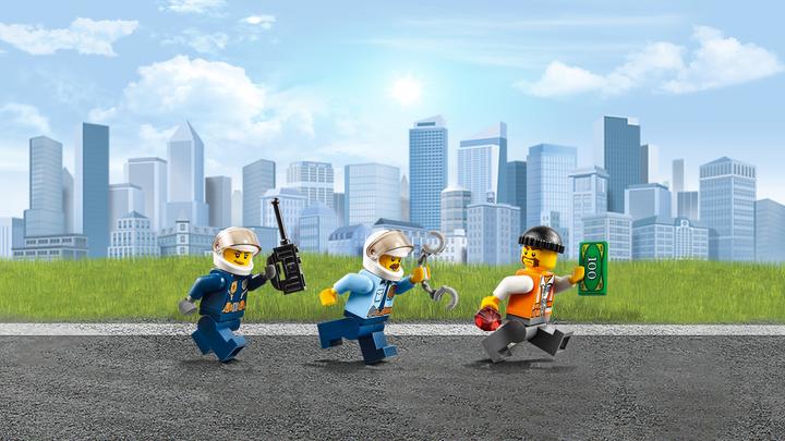 Actual product image LEGO Tow truck on the road (60137, LEGO City)