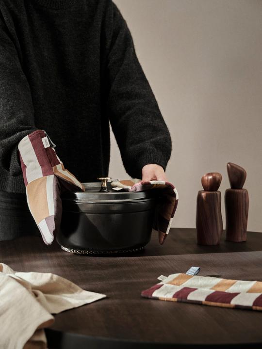 Produktbild Ferm Living Section Topfhandschuh (100 % Bio-Baumwolle mit Füllung aus recyceltem Polyester)