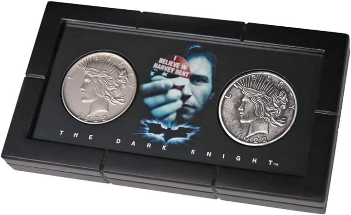 Produktbild Noble Collection Batman The Dark Knight Replik Harvey Dent Two-Face Muenzen
