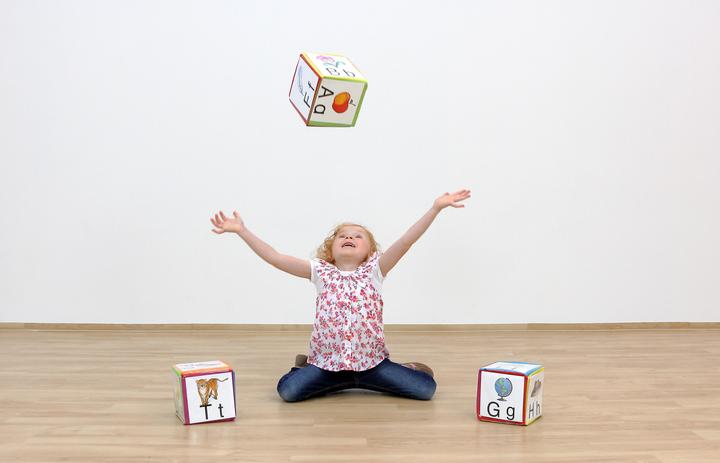 Actual product image Betzold Set of 3 Pocket Cubes (German)
